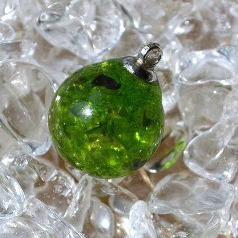 ガラスカレットレジン（球型：直径1.5cm）緑