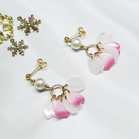 《花びらタッセル》ピアス:スノーフラワー