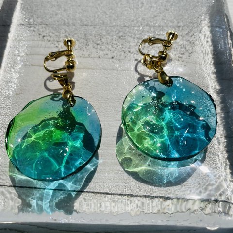 海のイヤリング　南国の海　レジン　ピアス