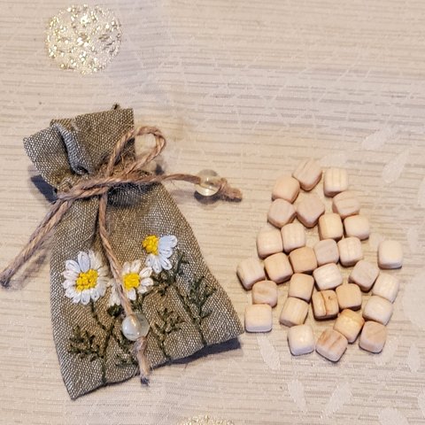 サシェ(カモミール手刺繍)