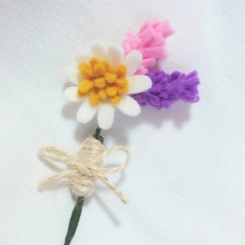 小花とラベンダーのブローチ