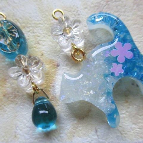 ◇3656 ✨💡蓄光・ブルーハワイのかき氷　猫のピアス・イヤリング🐈🌺 ※暗闇で光ます・やや重ためです。