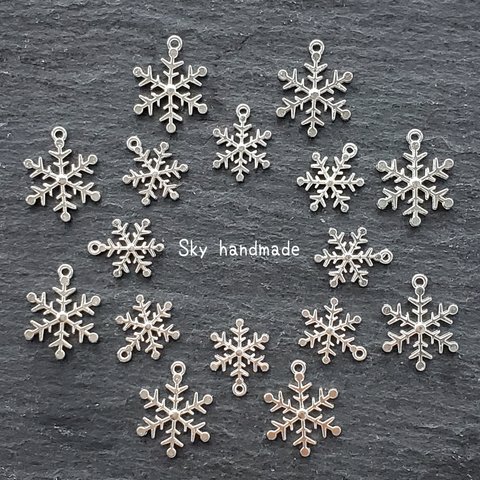  【20個】 ホワイトシルバー　キラキラ　雪の結晶チャーム ☆ クリスマスパーツ 　スノー