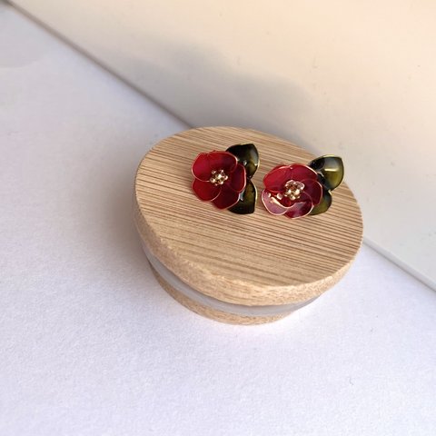 冬の花椿ピアス