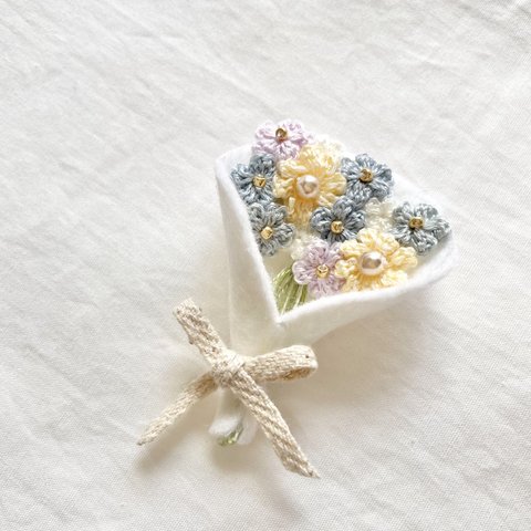 手編みの小さなお花を集めた花束ブローチ