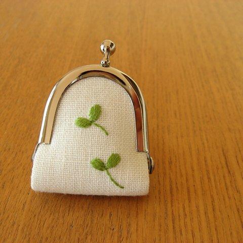 手刺繍の豆がま口〈双葉〉