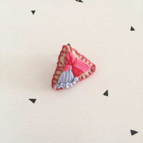 さんかくフェルト刺繍ピアス