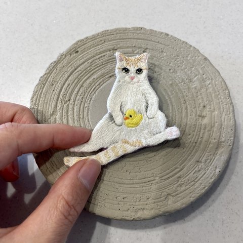 人間みたいに座る猫　刺繍　ブローチ　キーホルダー