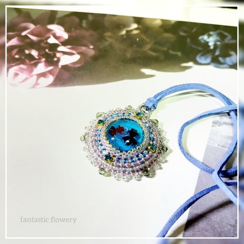 ビーズ刺繍のネックレス 金魚 赤黒  出目金 レジン カボション【fa2-0312】fantastic flowery