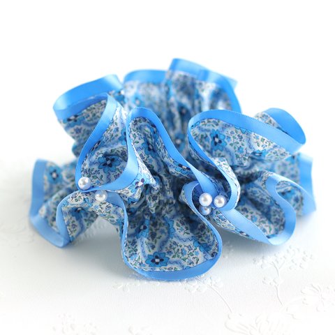 パール付き★フリルシュシュ：爽やかな可愛い小花柄　パルテール　ブルー：ボリューム感　華やかフリル　リボン　上品　髪が長い 