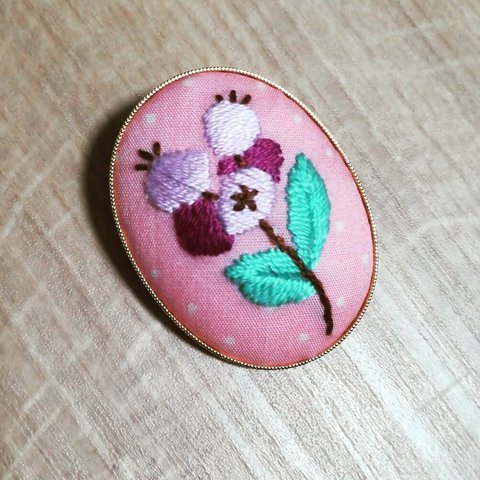 刺繍ブローチ　ブルーベリー