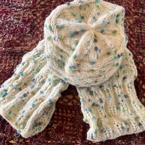 手編みの帽子　可愛い水玉毛糸の模様編み（マフラーセット）　ハンドメイド