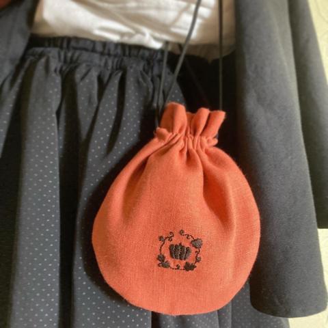 かぼちゃ手刺繍のリネンミニ丸巾着