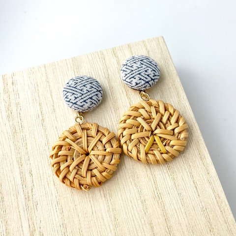 手染め pierced earrings 釦+　紗綾 籐茶