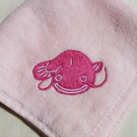 なまず刺繍のハンカチタオル（ピンク地にピンク刺繍）