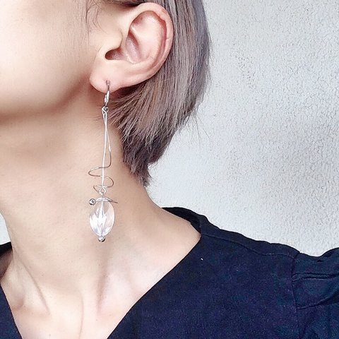 clear & spiral . 樹脂 ポスト ハンドメイド ピアス シルバー メタル フープ リング フープピアス ぐるぐる スパイラル 螺旋 クリア ビーズ シルバーボール