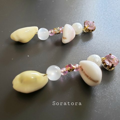 ○貝殻とビーズのシールピアス　ピンク　貼るピアス　樹脂ピアス