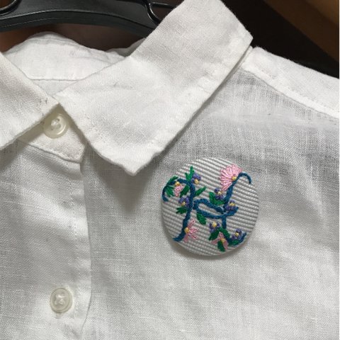 イニシャル H  手刺繍 ブローチかヘアゴム 選べる