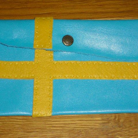 スウェーデン国旗柄の本革手縫いポーチ