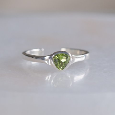 8月の誕生石 Peridot triangle ring　ペリドット　トライアングルリング　天然石グリーン　シルバー