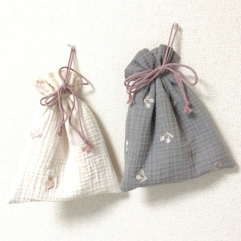 さくらんぼ刺繍の巾着 Mサイズ