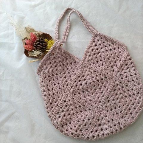くすみピンクが大人かわいいモチーフバッグ
