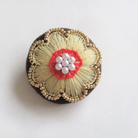 お花模様のビーズ＆刺繍ブローチ（茶×ﾍﾞｰｼﾞｭ）