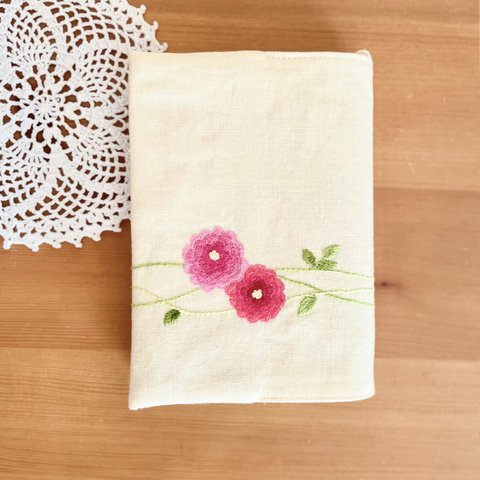 〈文庫本〉刺繍ブックカバー（ポンポンダリア）