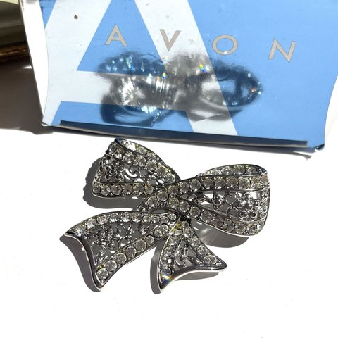 1162AVON ボリューム　ラインストーン3dリボンブローチ　アクセ　ヴィンテージ　アンティーク  クラシカル　大ぶり　ナチュラル結婚式ブライダルビーズ　カゴバッグ  ストール入学式フォーマルスーツ