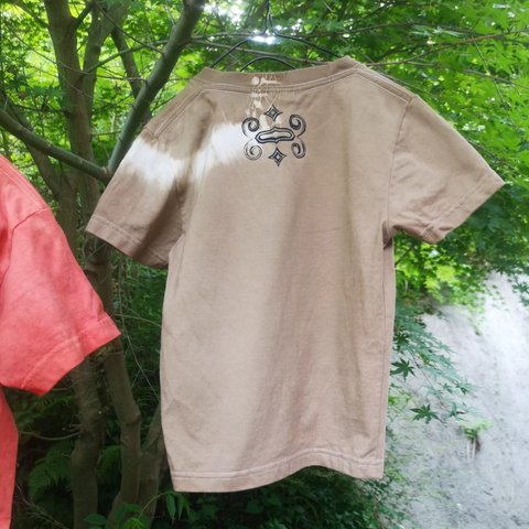 〘20％off sale〙草木染めainu kid's T-shirt*アイヌキッズTシャツ／麻柄 蓬染め半袖トップス　120size