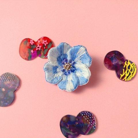 【立体刺繍　ブローチ】絞り咲きの水色お花