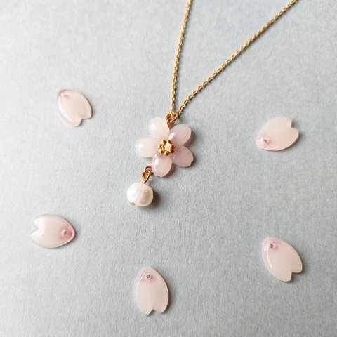 桜と淡水パールのネックレス【白薄ピンク】