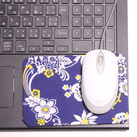 ノートPCの端っこで使うマウスパッド・白い花青地