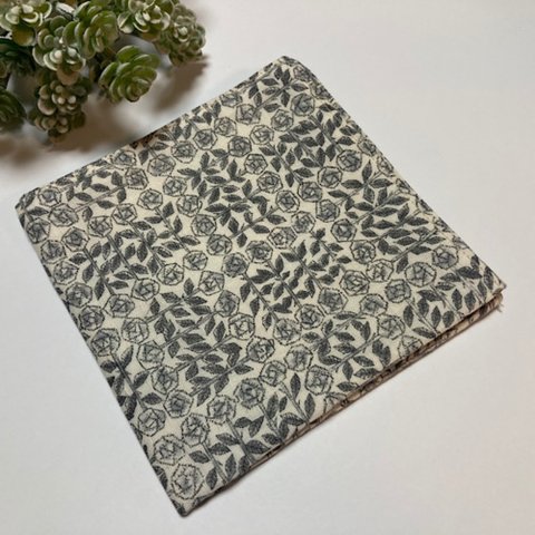  ✴︎25×25cm✴︎リバティガーゼハンカチ　スリーピングローズ（グレー）