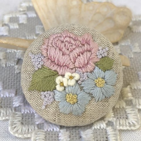 「薔薇と青いお花」刺繍ブローチ