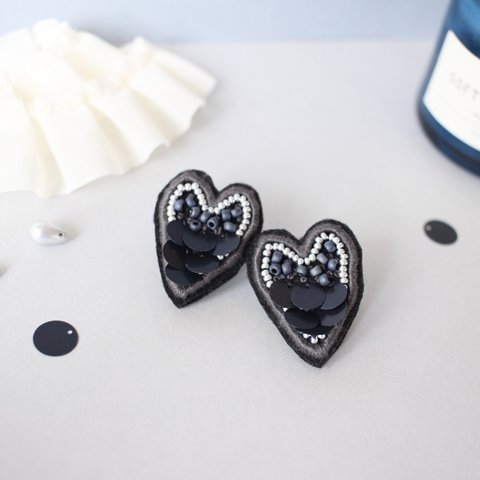 ビーズ刺繍𓍯スパンコールblack heart♡ピアス