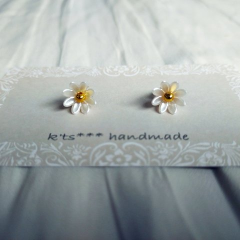 new✨小さくてかわいい✿白いお花のピアス　プチプラ♪