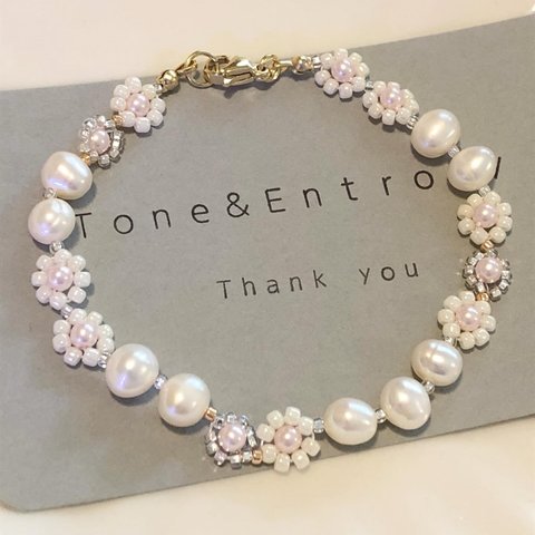 ころんころん淡水パールとホワイトのお花ビーズブレスレット / Freshwater pearls & pearl white beaded flower bracelet