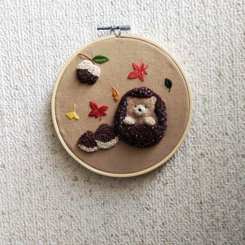 秋の壁掛け　刺繍　ハリネズミ　栗　どんぐり