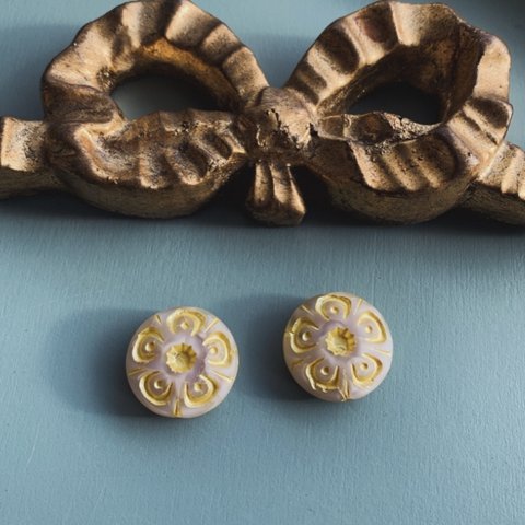 【1コずつ販売】JIRI＊IVANA#czech beads#チェコビーズ　flower wheel UFO🛸18㍉ cream beige/ yellowうつろ舟