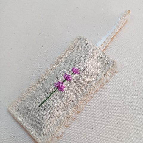 ラベンダー刺繍のラベンダー・サシェ