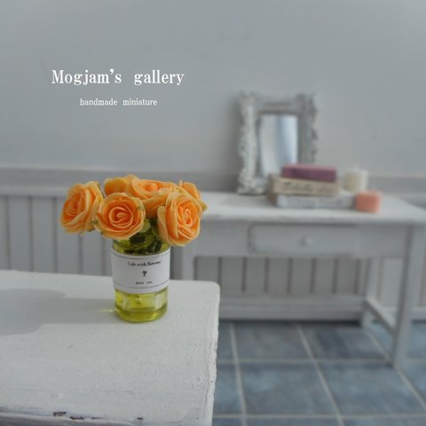 グリーンの花瓶のオレンジのバラ　ロング