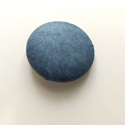 梅の藍染1【かみのきまぐれ】紙ボタン