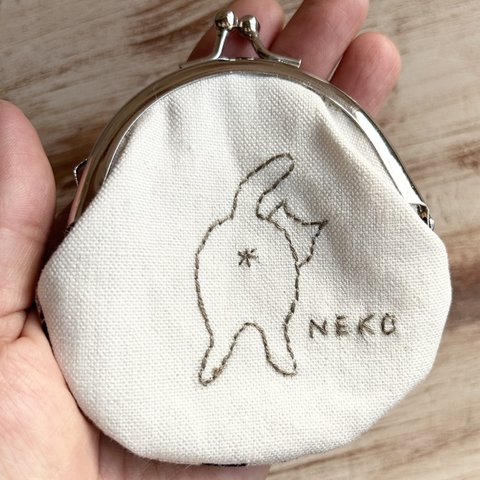 手のひらサイズのねこ刺繍の小銭入れ