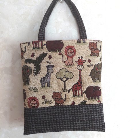 かわいい動物柄のバッグインバッグ　Bag-in-bag with cute animal patterns　包中包，印有可爱的动物图案。