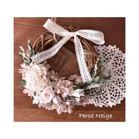 【受注製作】＊Couronne de fleurs en demi-lune ivoire＊ポストカード風ペーパー付き　ハーフリース　誕生日　記念日　お祝い　お礼　結婚　ウェルカム　プレゼント