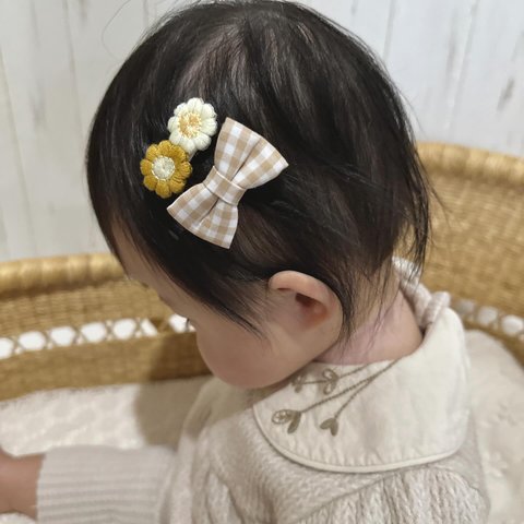 全2色🌼【　リボンとフラワーのヘアクリップ　】ベビークリップ　ベビーへアクリップ  ベビーヘアピン　赤ちゃんへアクリップ  赤ちゃんへアピン　赤ちゃんクリップ　ベビーヘアアクセ　かぎ針編み