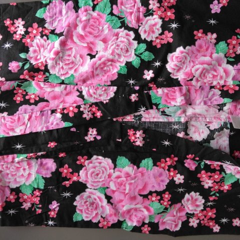 浴衣ジレ　黒地に桜バラキラキララメ　袖なし羽織　　Yukata gilet cherry blossom rose glitter on black background sleeveless hao