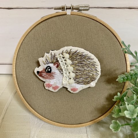 ハリネズミの刺繍ブローチ