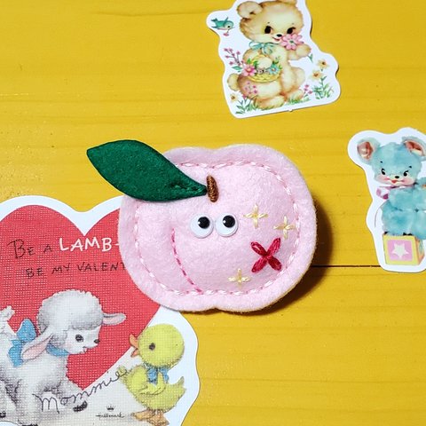 【受注制作】ぷっくりほっぺのモモちゃん✽果物ブローチ〈フェルト・刺繍〉